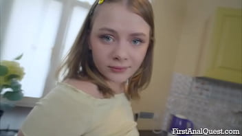 Película porno anal dura de mujer joven protagonizada por la pornostar amateur rusa Lesya Milk. Enculada termina con un facial.